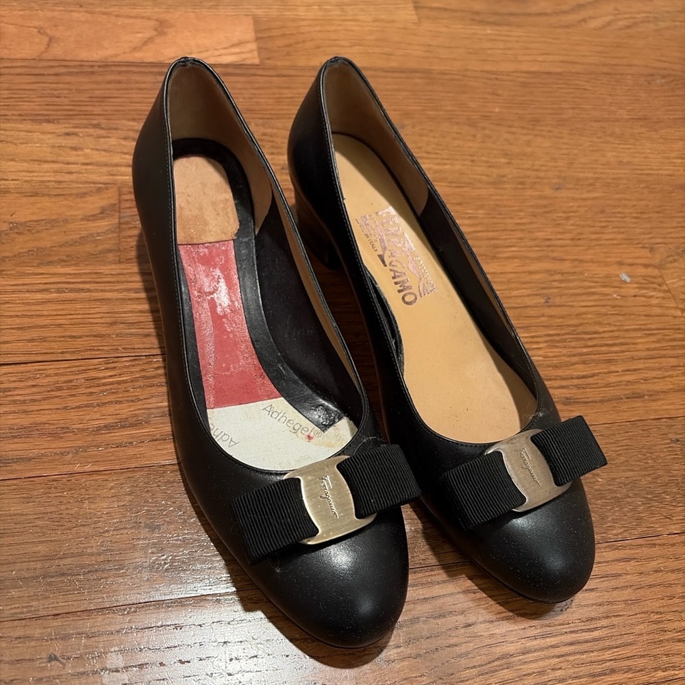 Vintage Salvatore Ferragamo women’s pumps - black leather. Vara Style. Size 8.